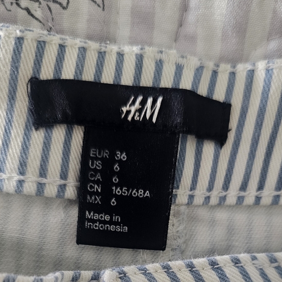 H&M - Size 6 - Blue White Striped Denim  Jean Shorts. - Picture 2 of 6